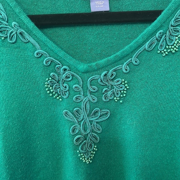 3/$20 petite green sweater size large - Picture 2 of 4